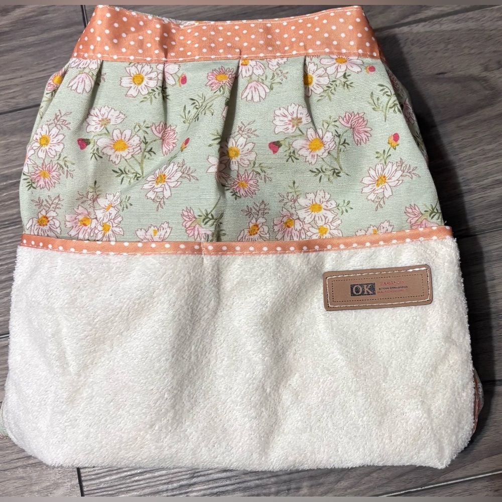 Floral Kitchen Apron
Cottagecore Vintage Style With Pockets
Kitchen Bae - Picture 9 of 10